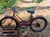 un vélo garé à côté d'une palette en bois