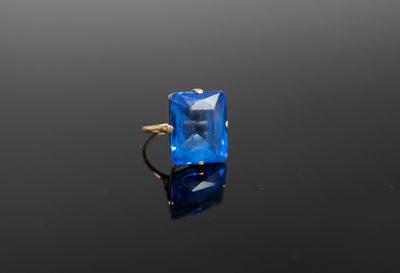 Gros plan sur une bague contenant une pierre bleue