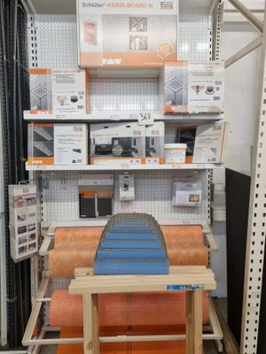 une étagère sur laquelle sont disposés de nombreux articles différents dans un magasin