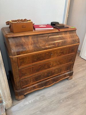 une commode en bois sur laquelle est posé un téléphone