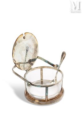 un saladier en verre sur lequel reposent une cuillère et un repose-cuillère
