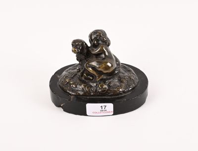 l'image d'une statue de bronze représentant une femme assise sur un rocher