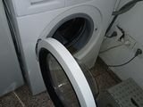 un lave-linge et un sèche-linge dans une petite pièce