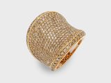 une bague en or sertie de diamants blancs sur fond blanc