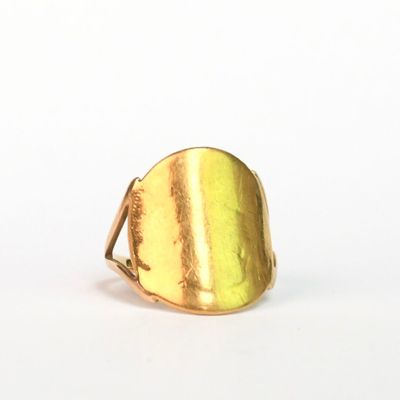 bague plaquée or sur fond blanc avec un fond blanc