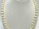 gros plan d'un collier de perles sur un mannequin
