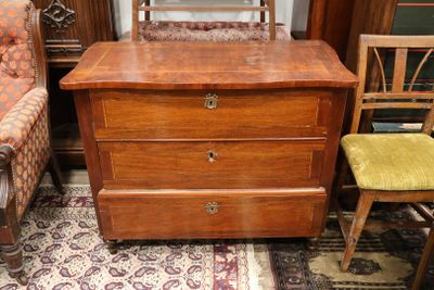 Commode en bois de placage et marqueterie de filets ouvrant …