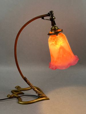 Pied de lampe de bureau Art Nouveau en bronze, à bras courbe…