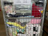 une cage métallique contenant tout un tas d'objets
