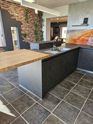 Cuisine complète, réfrigérateur LIEBHERR et hotte aspirante FALME