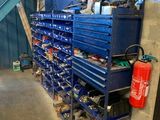 un garage avec de nombreux outils sur les étagères