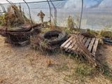 un tas de vieux pneus posés par terre