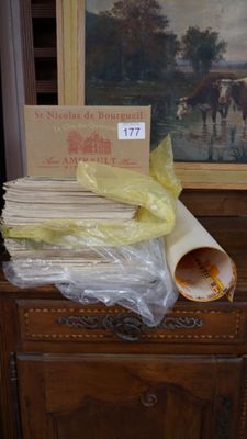 une photo montrant une pile de papiers posée sur une commode