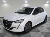 la voiture blanche est garée sur le sol à carreaux d'une pièce