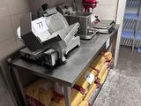 une machine posée sur le comptoir d'une cuisine