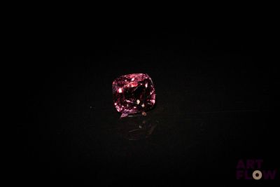 un diamant rose dans l'obscurité