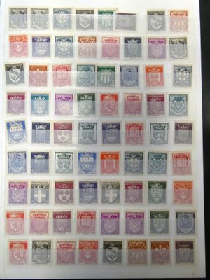 une image d'une collection de timbres sur une table