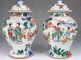 paire de vases chinois ornés de figures peintes sur fond gris