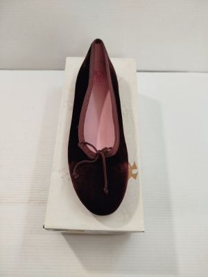 une petite boîte sur laquelle est posée une paire de chaussures
