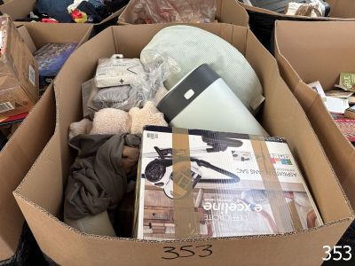 une boîte en carton remplie d'objets, posée par terre