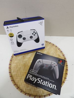 La boîte est ouverte sur la table, à côté de la manette de jeu.