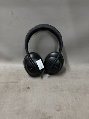 un casque audio noir posé sur une table