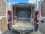 une camionnette blanche garée sur le parking