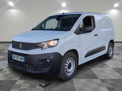 la camionnette blanche est garée sur le sol en damier d'une pièce