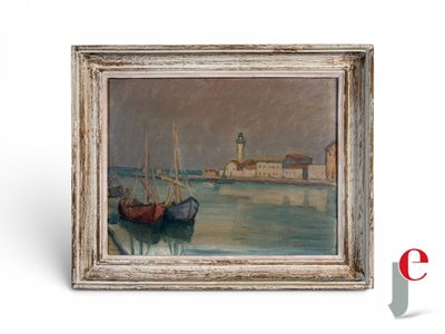 une peinture à l'huile représentant des bateaux dans un port, avec un phare en arrière-plan