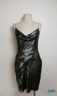 La robe est noire et présente un motif « imprimé vache ».