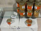 de nombreux bocaux de conserve exposés sur une étagère en verre