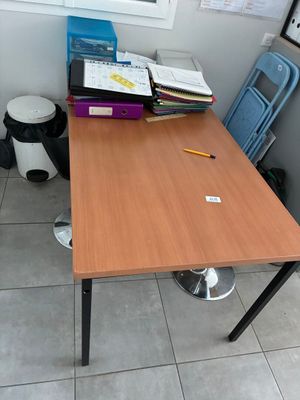 une table en bois sur laquelle sont posés plusieurs livres