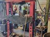 une image d'une machine qui se trouve dans un bâtiment
