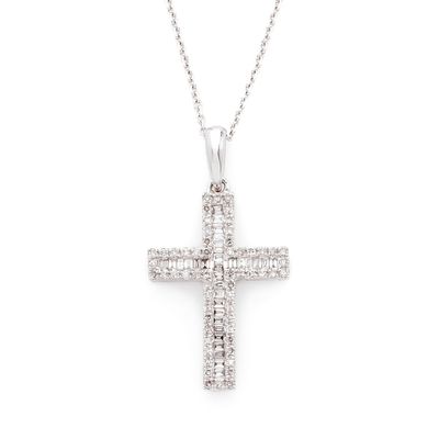 PENDENTIF représentant une croix pavée de diamants ronds tai…