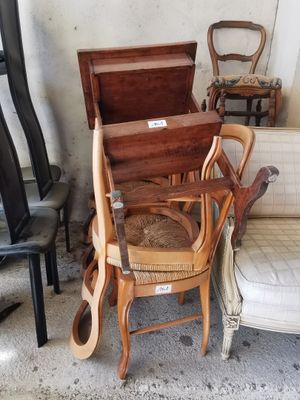 many chairs and a table with a wooden box on it