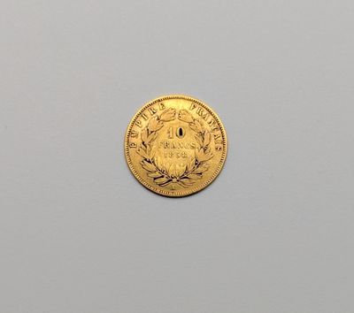 gros plan d'une pièce d'or sur une surface blanche