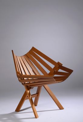 une chaise en bois posée sur une surface blanche