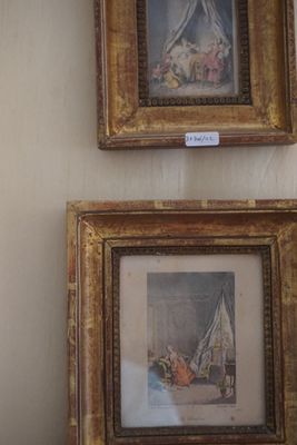 trois tableaux encadrés sur le mur d'une pièce
