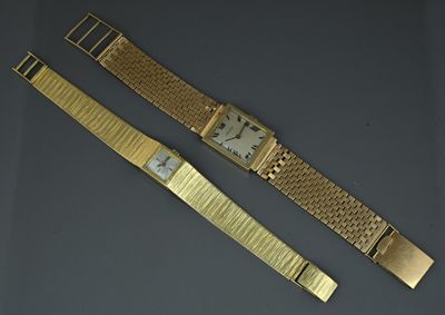 an image of a couple of watches sitting on top of a table