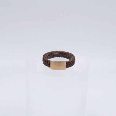 l'anneau est en plastique et est entouré d'un cordon marron