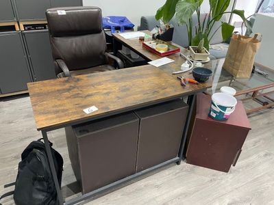 un bureau sur lequel se trouvent une chaise et un sac à dos