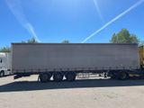 un camion semi-remorque garé dans un parking