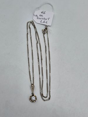 un gros plan d'un collier orné d'une étoile