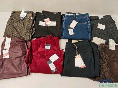 tout un tas de pantalons posés sur une table