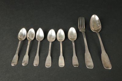 six cuillères en argent et une fourchette posées sur un fond noir