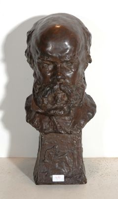 une image représentant le buste d'un homme barbu