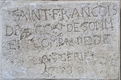 L'inscription sur la pierre se trouve sur le côté du bâtiment.