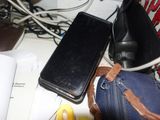 un téléphone portable posé sur un sac, à côté d'un ordinateur portable