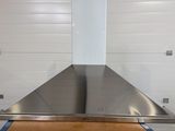 une hotte en acier inoxydable au milieu d'une cuisine