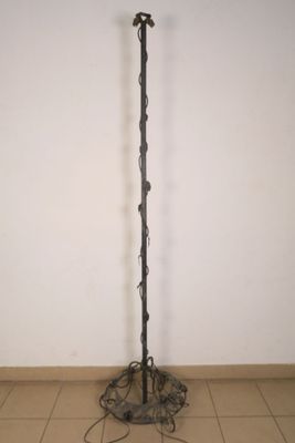 Lampadaire en fer forgé à deux lumières orné d'une liane et de feuille